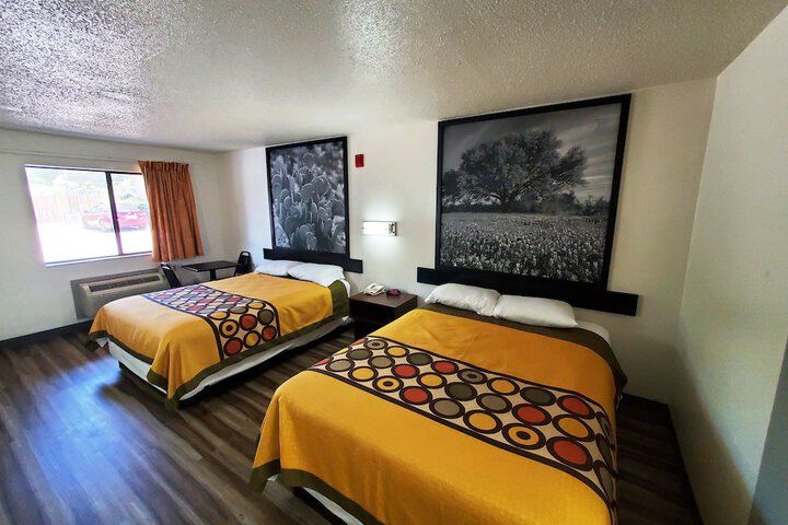 2 Queen Beds (2 of 6)