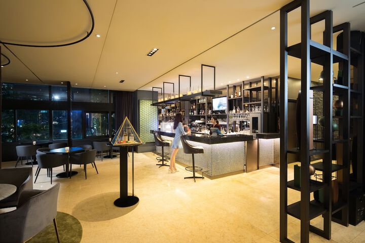 Lounge 54 of 75