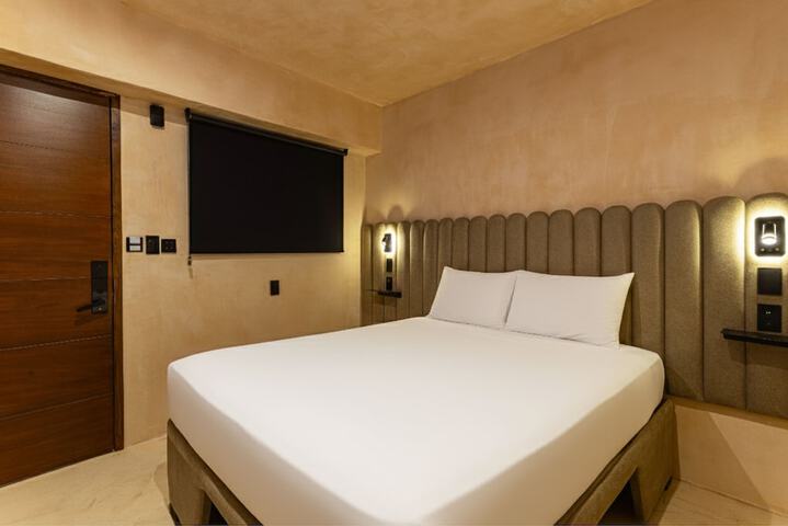 Room 11 of 28
