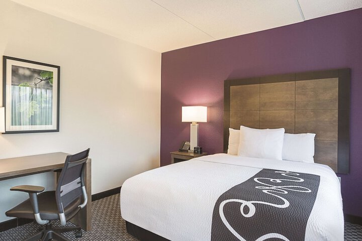1 Queen Bed (19 of 24)