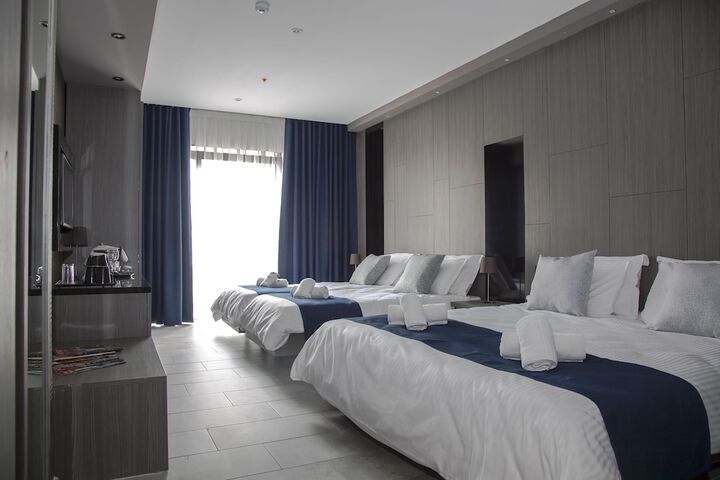 Room 6 of 33