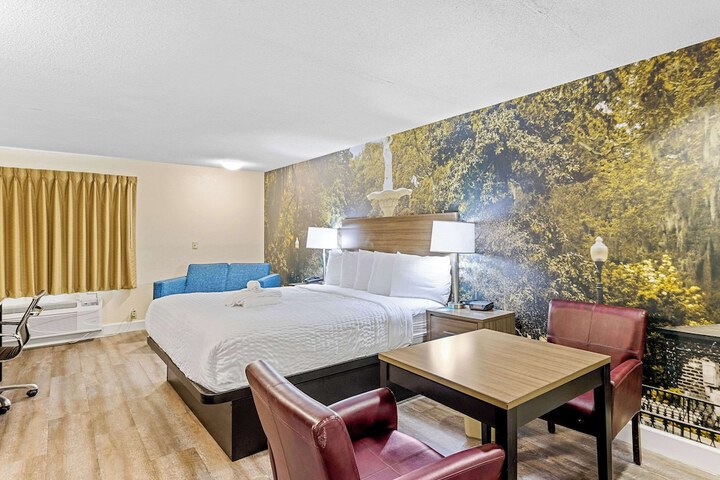 1 King Bed (4 of 17)