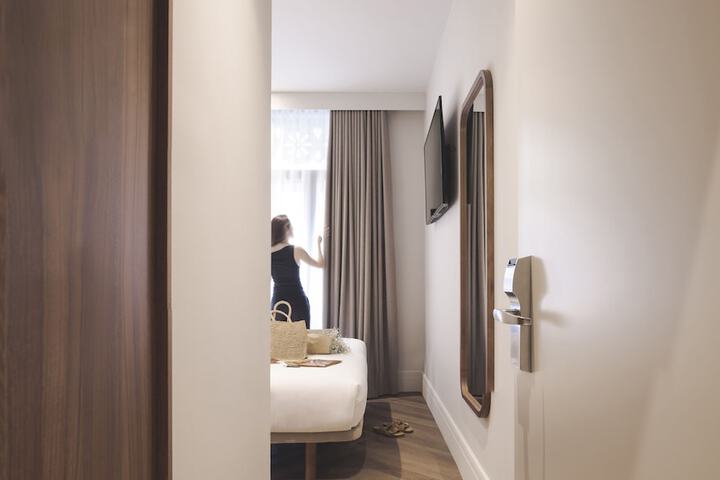 Room 21 of 32