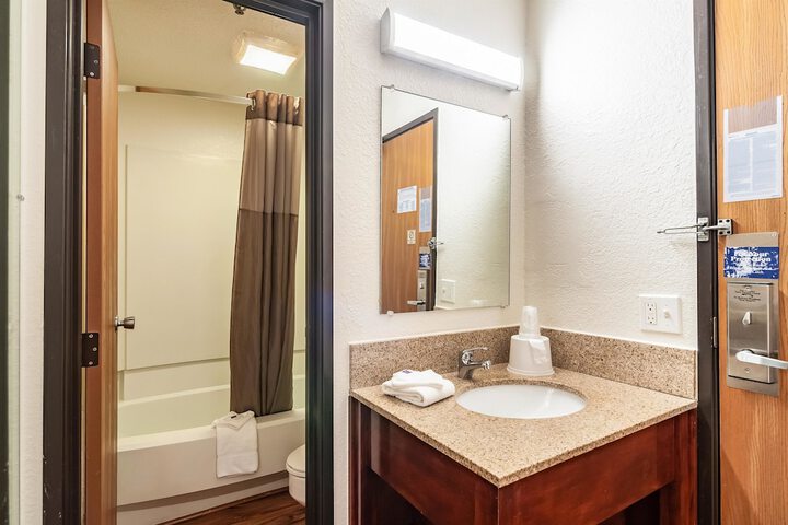 1 Queen Bed Mobility Accessible Tub (4 of 15)