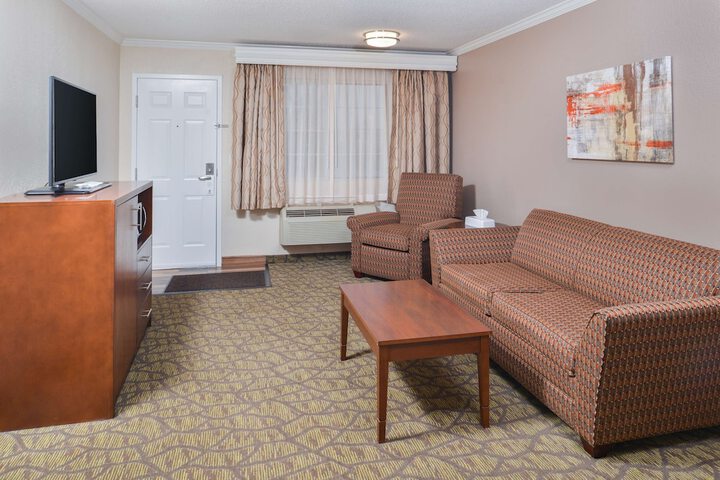 1 King Bed (3 of 16)