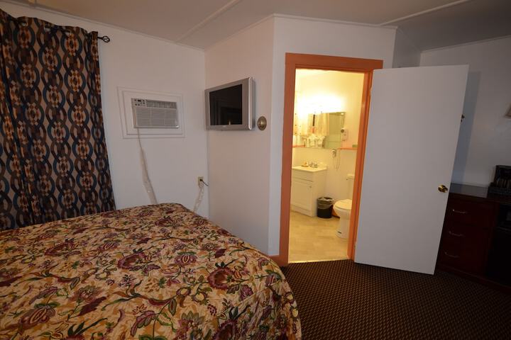 1 Queen Bed (25 of 30)