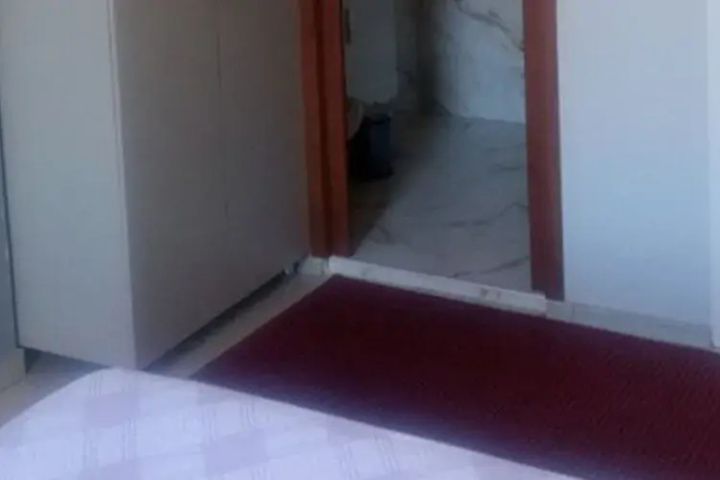 Room 10 of 13