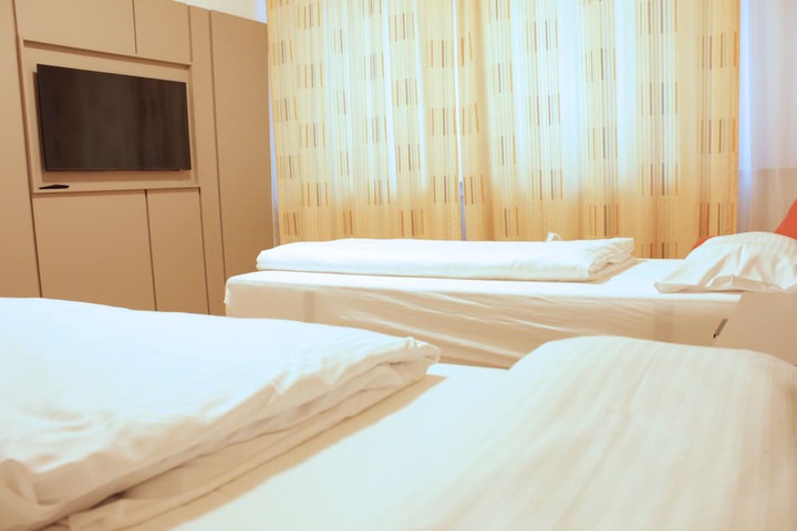 Room 27 of 37