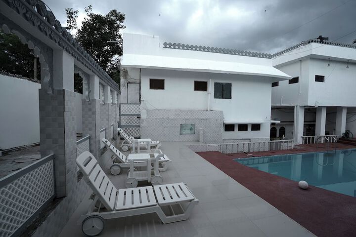 Hotel with Pool