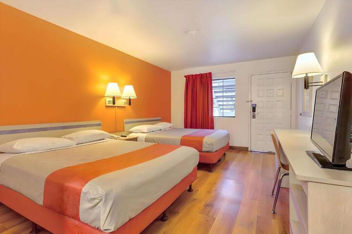 1 Queen Bed (1 of 14)