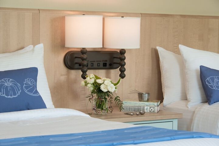 Kitchen Queen Bed Accessible (10 of 12)