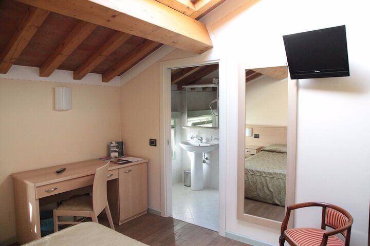 Room 6 of 8