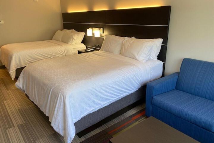 2 Queen Beds (6 of 13)