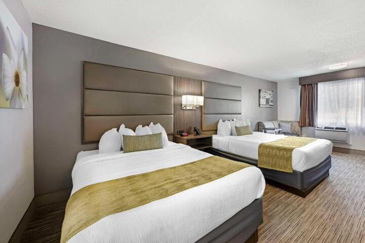 2 Queen Beds Microwave and Refrigerator WiFi Full Breakfast (3 of 7)