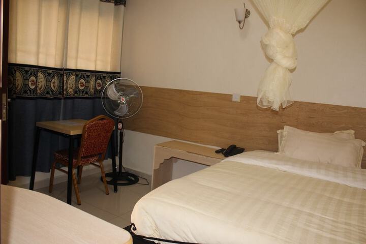 Room 6 of 25