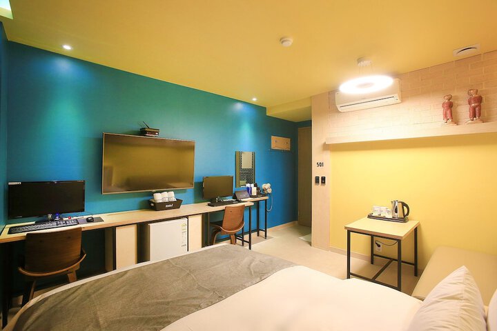 Room 33 of 91
