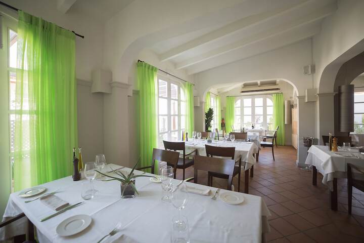 Dining 3 of 17