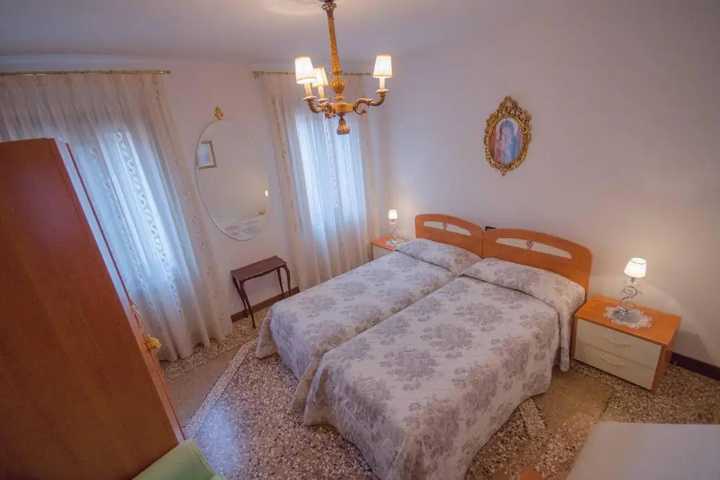 Room 5 of 9