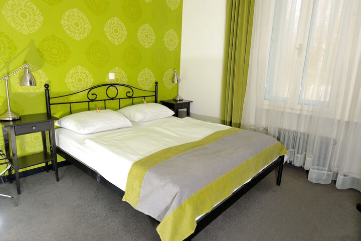 Room 4 of 37