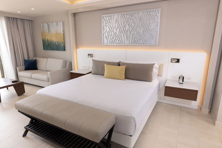 Room 27 of 213