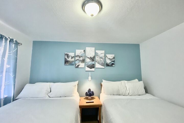 1 Queen Bed (13 of 19)
