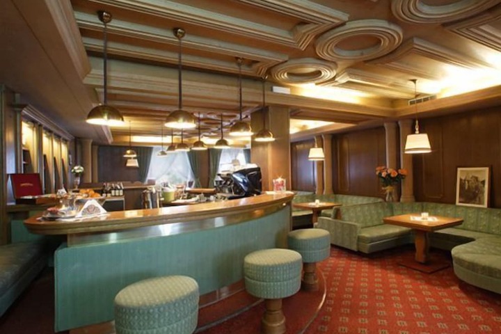 Lounge 18 of 21
