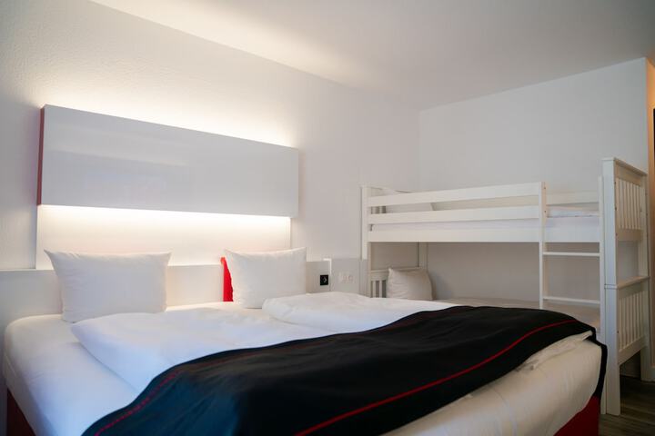 Room 17 of 77