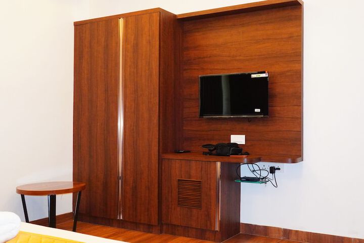 Room 5 of 8