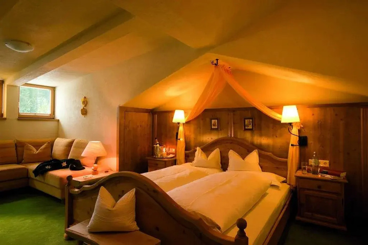 Room 2 of 25