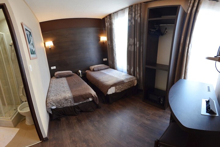 Room 15 of 48