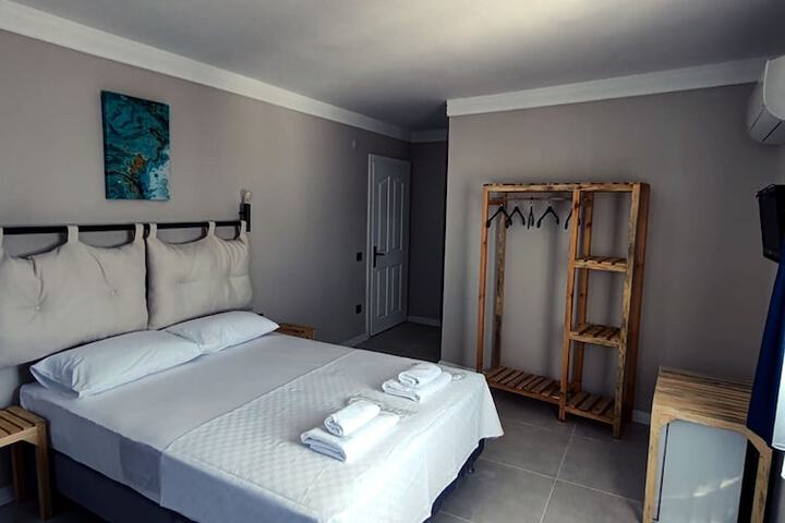 Room 6 of 33