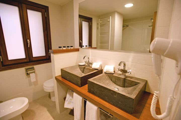 Room 9 of 20