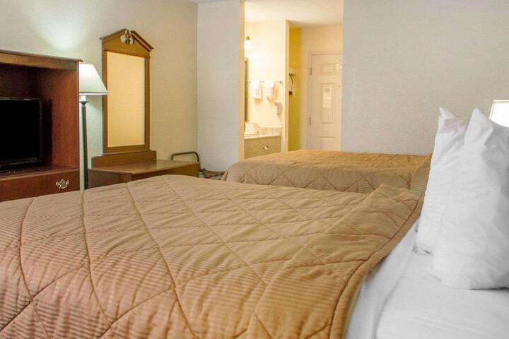 2 Queen Beds (9 of 10)