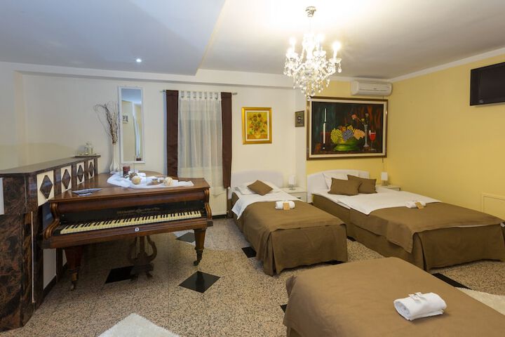 Room 12 of 36