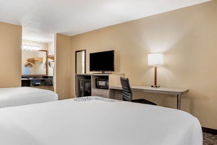 2 Queen Beds High Speed Internet Accessible Coffee Maker Iron and Ironing Board Hairdryer Full Breakfast (6 of 7)