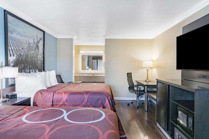 2 Queen Beds (13 of 19)