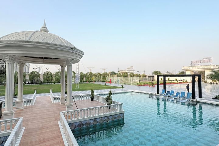 Pool 15 of 28