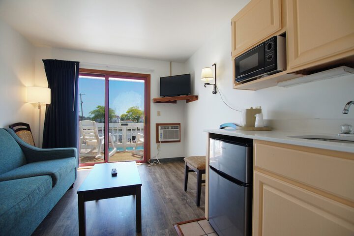 Economy Queen Bed Lake View Patio (67 of 82)