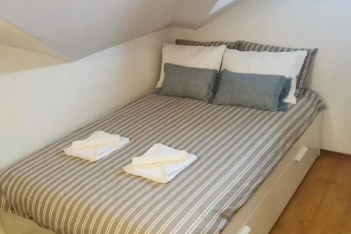 Room 5 of 11