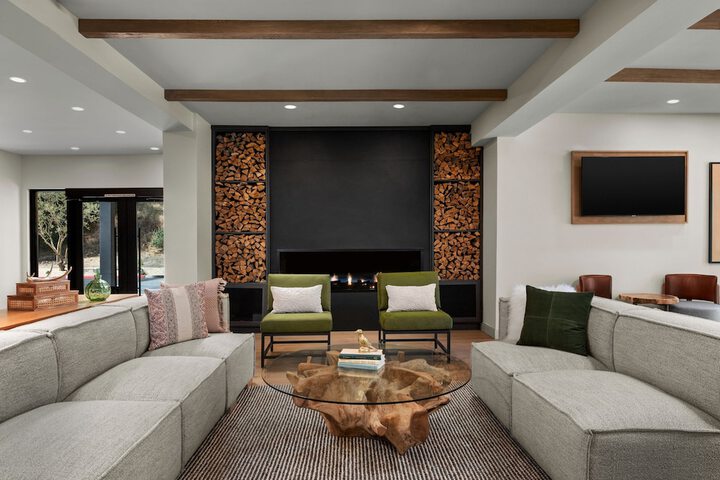 Lobby lounge