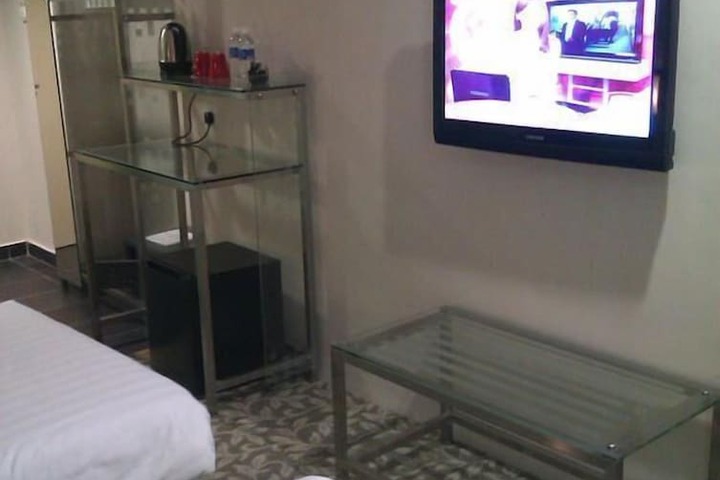 Room 11 of 20