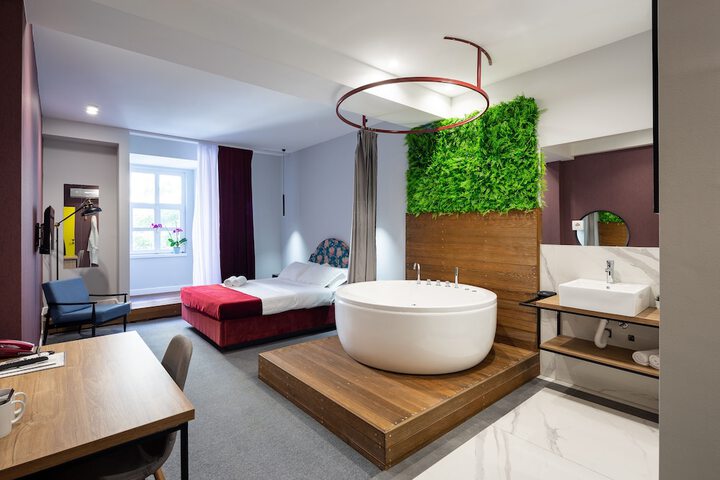 Room 15 of 110