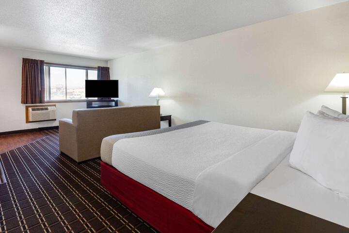1 King Bed (4 of 19)