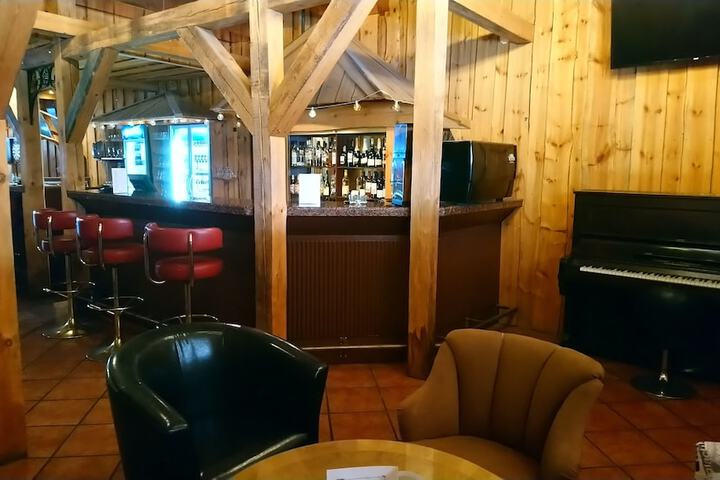 Lounge 85 of 139