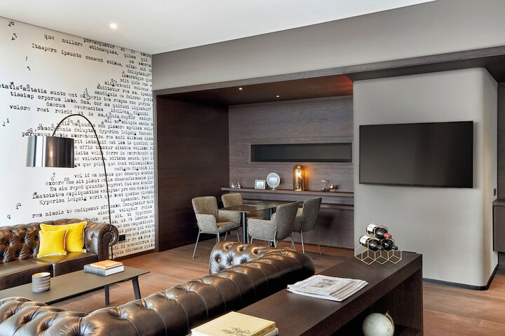 Lounge 52 of 55