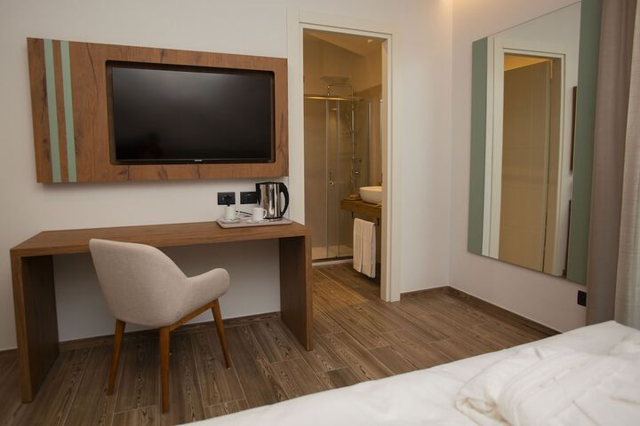 Room 4 of 25
