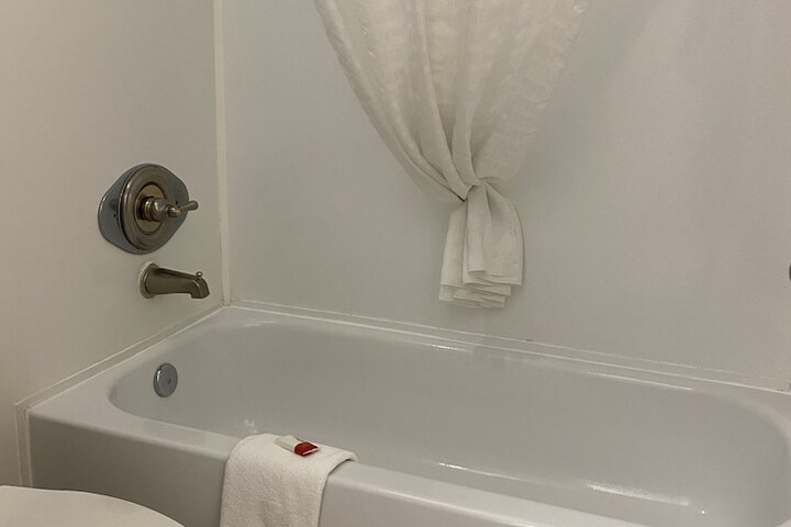 1 King Bed (3 of 6)