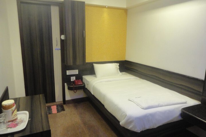 Room 4 of 8