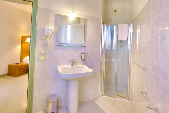 Room 14 of 28
