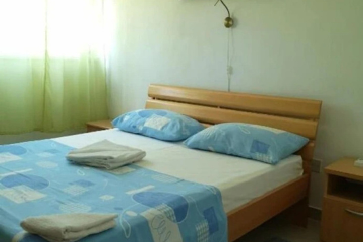 Room 4 of 17